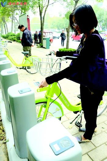市民在站點(diǎn)刷卡取車。記者 殷夢