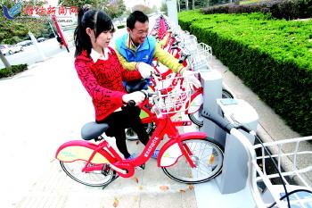 工作人員指導(dǎo)市民取車。記者 張馳