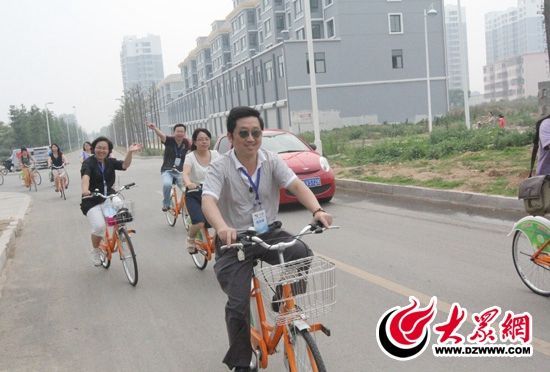 記者們騎上公共自行車，感受到城市公共自行車的便捷和樂趣。 記者 郭豪 攝。