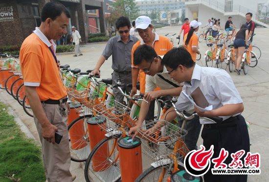 采訪團(tuán)記者做好準(zhǔn)備體驗(yàn)公共自行車。 記者 郭豪 攝。