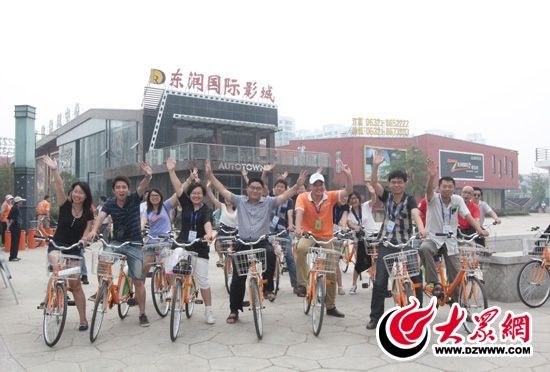 采訪團(tuán)記者做好準(zhǔn)備體驗(yàn)公共自行車。 記者 郭豪 攝。